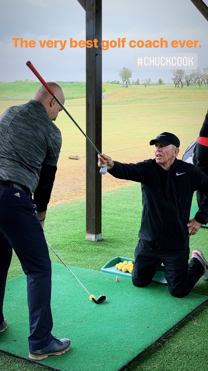 ZanardelliGolf's tweet photo. Ad un certo punto non sono più i soldi, i Majors vinti dai tuoi allievi, i libri scritti o gli infiniti riconoscimenti ricevuti. Ad un certo punto, ciò che ti fa ancora inginocchiare a 74 anni per correggere il backswing di un allievo è una cosa soltanto. La passione. #chuckcook https://t.co/Akmt7CW4xA