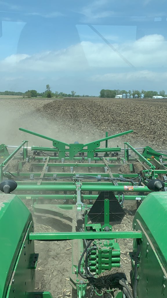 jen_ijohnson's tweet photo. Never thought I’d see dust fly during #Plant19!  🚜 https://t.co/SmzuFqOrcH