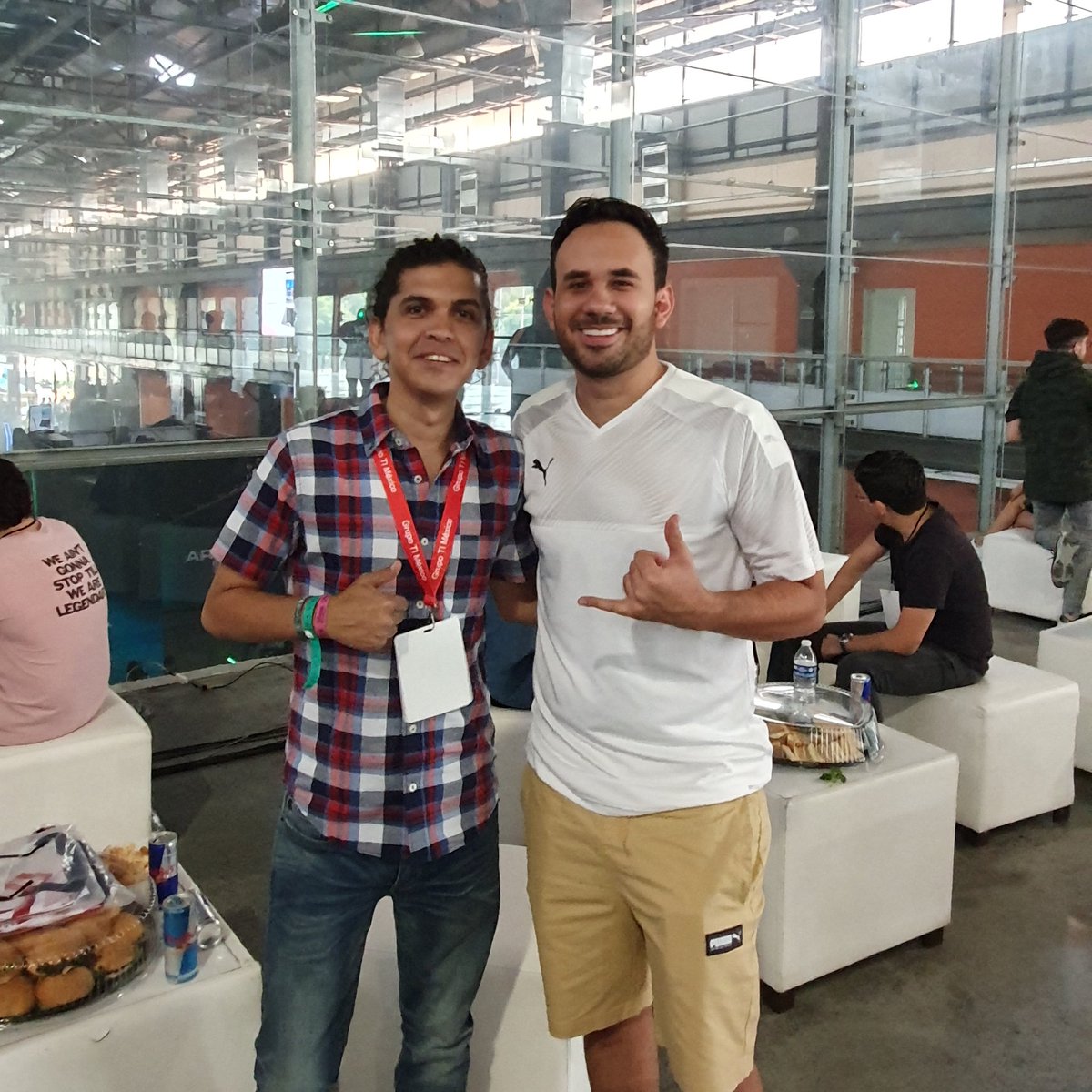 Rockstar_YT's tweet photo. Clonacion + espejo 🤣 @werevertumorro https://t.co/htdl50oovl