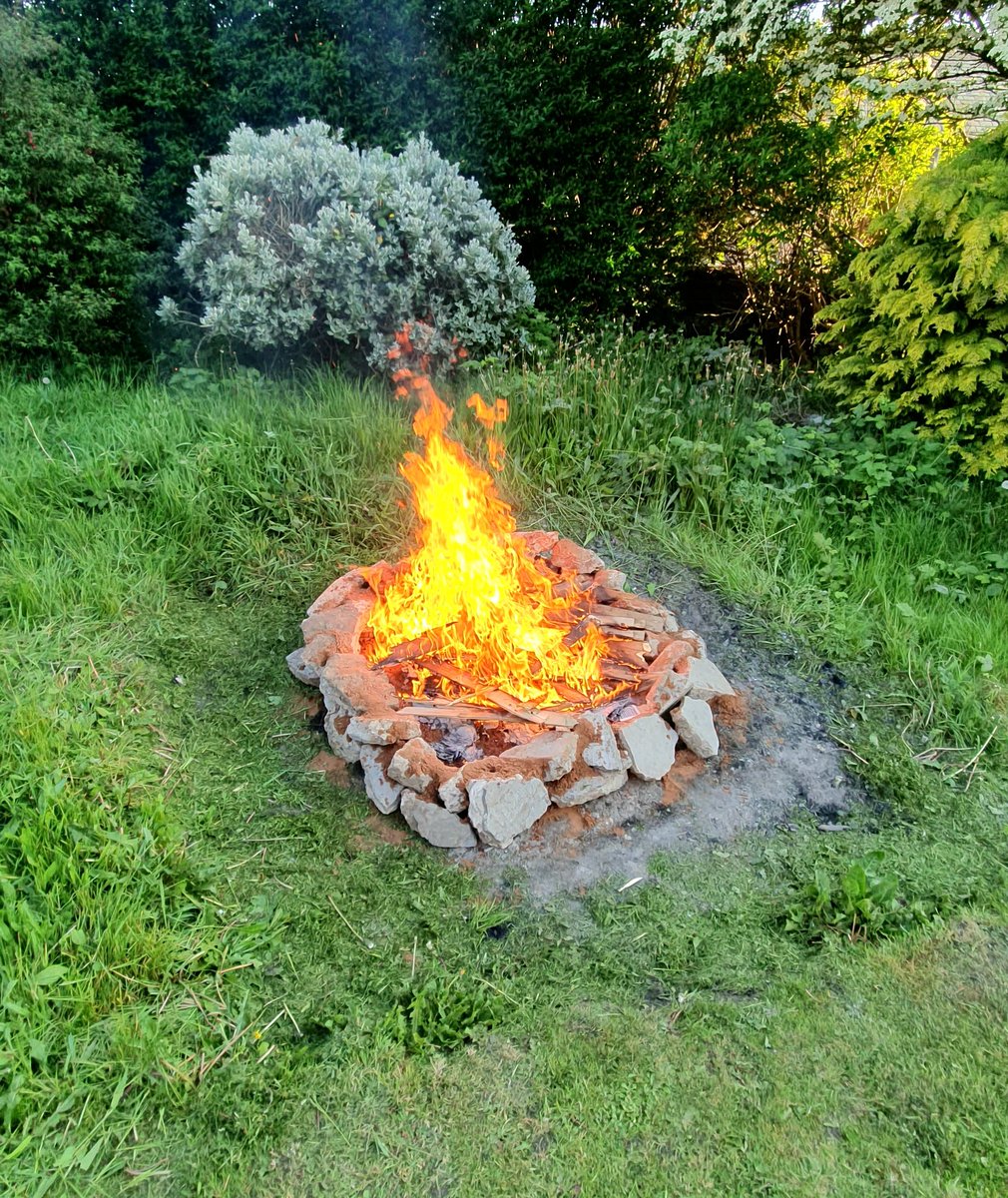 StarbornNomad's tweet photo. Homemade fire pit. #IBuzz https://t.co/Kmf37Qx9bN
