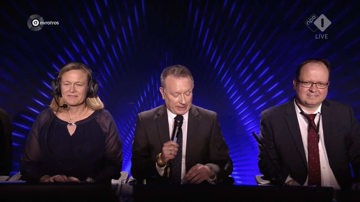 stephaantje's tweet photo. Jan Smit: die rechter lijkt wel een standbeeld.

Ik: zag niet eens dat het een rechter is.

#esf19 #eurovision https://t.co/D7TeXmnfJH