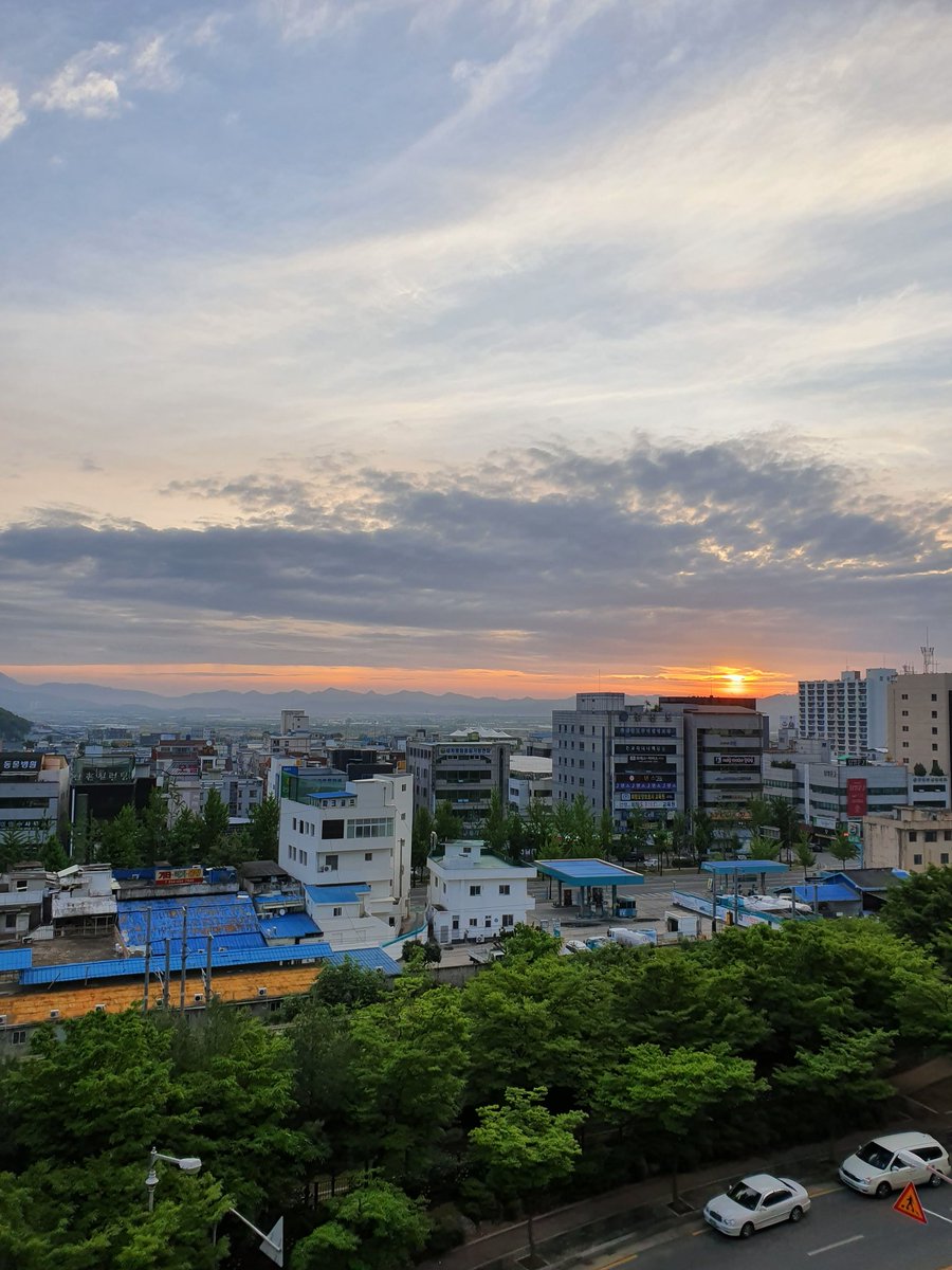 몇년을 살아도 해돋이는 처음~
해를 볼수 없는 위치인줄 알았다~
신비롭기까지ㅎ~