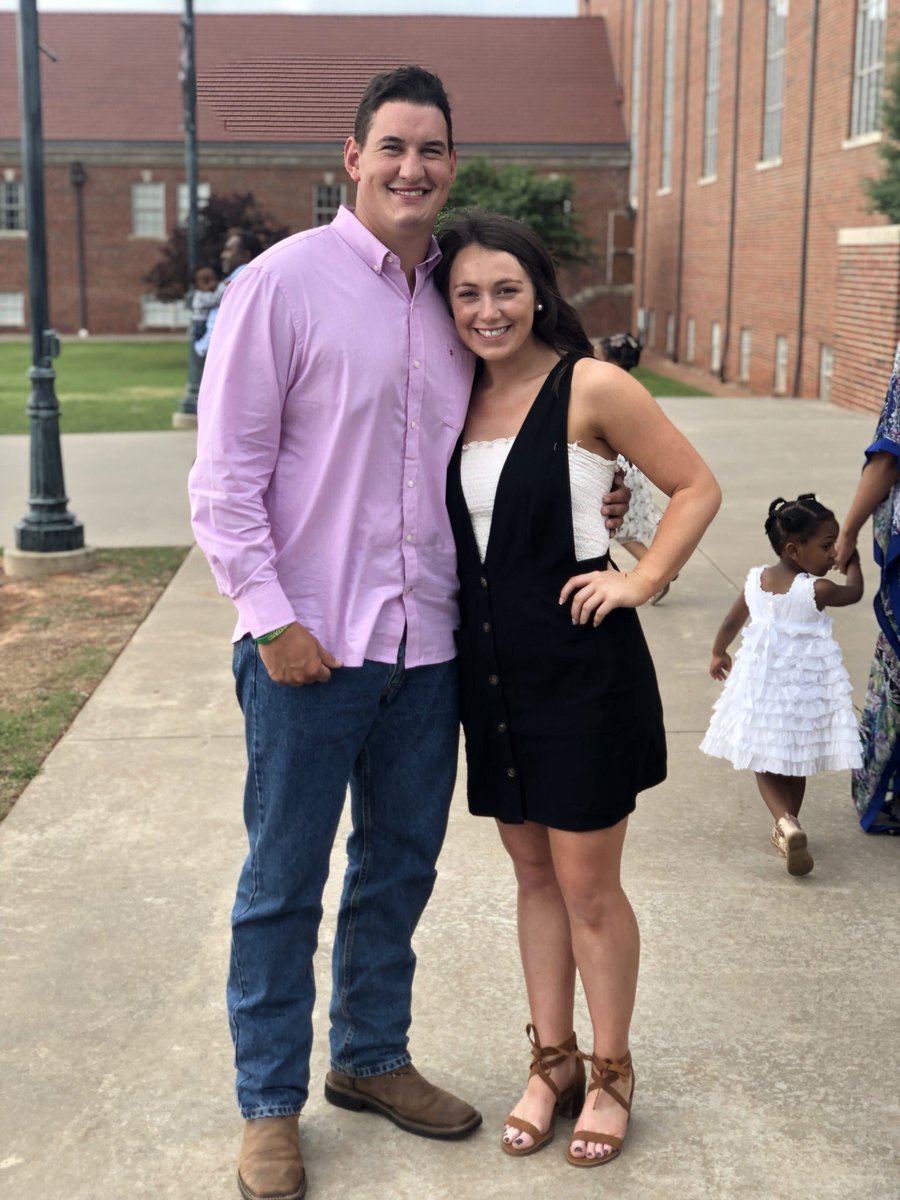 ashtonvickers05's tweet photo. I date a girl who’s way out of my league, you’ll have to forgive me for the PDA. https://t.co/0xeNipoCtd