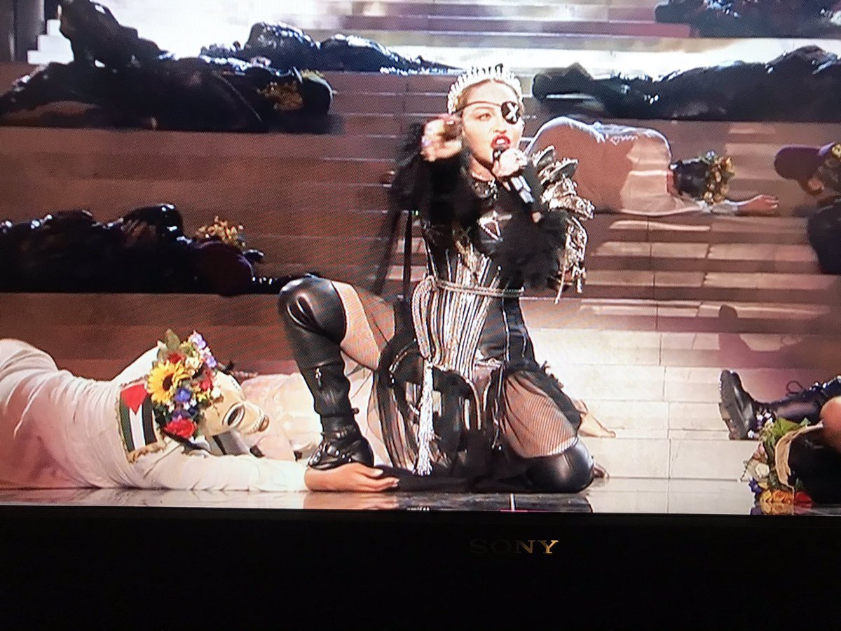 Una de las bailarinas de #Madonna en #Eurovision llevaba una bandera #palestina y la actuación acabó con el mensaje "Wake Up" (despierta). El festival tiene lugar en Tel-aviv, #Israel.