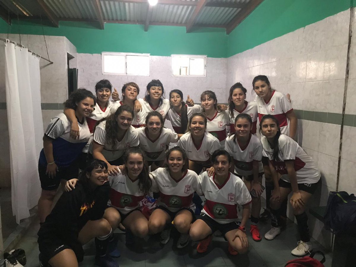 FutbolFemCDM's tweet photo. #ReservaCDM #FutbolFemenino11 ⚽
#VamosGallitas 🐓 https://t.co/WvxkNPxQrT