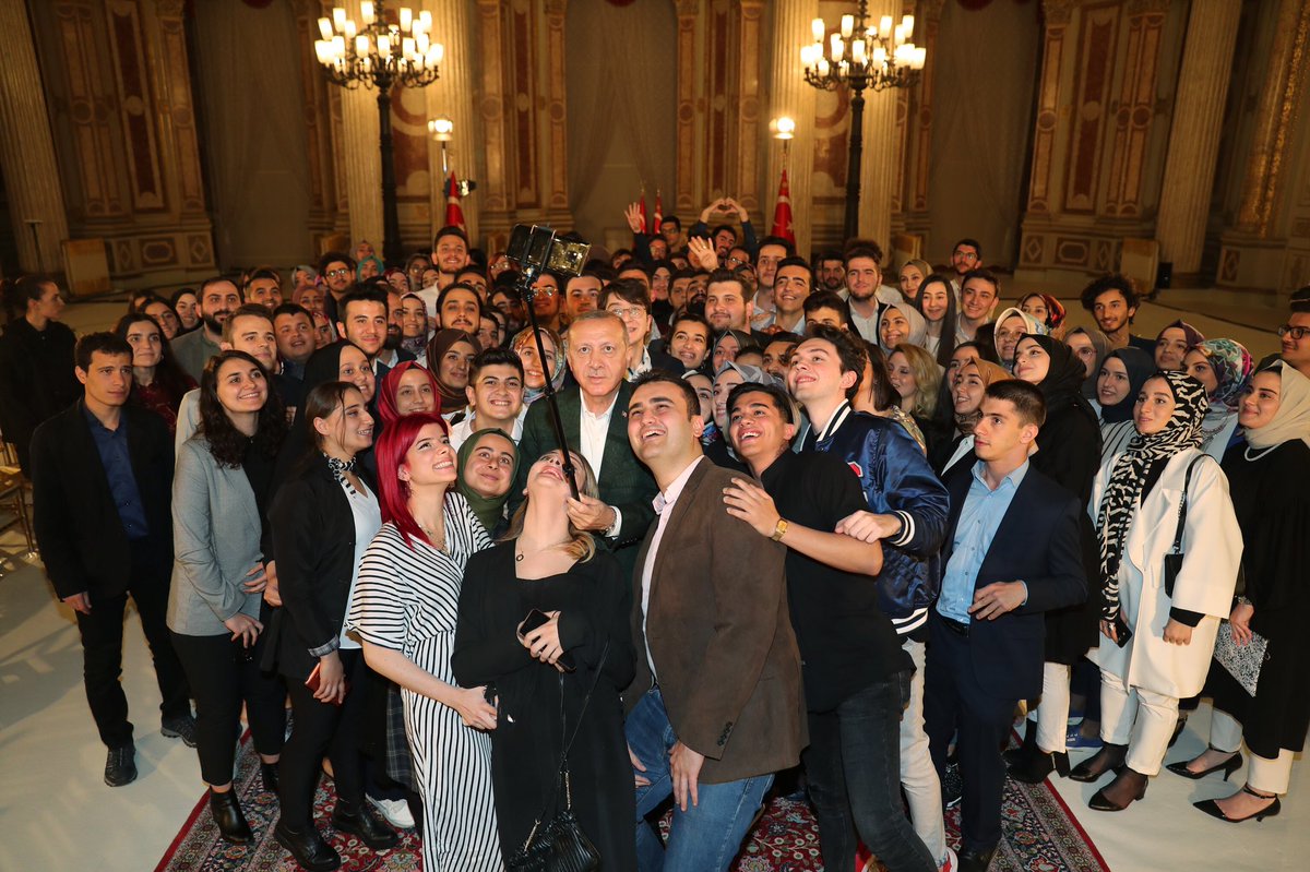 Cumhurbaşkanı @RTErdogan, Dolmabahçe Sarayı‘nda gençlerin gündeme ilişkin sorularını cevapladı.