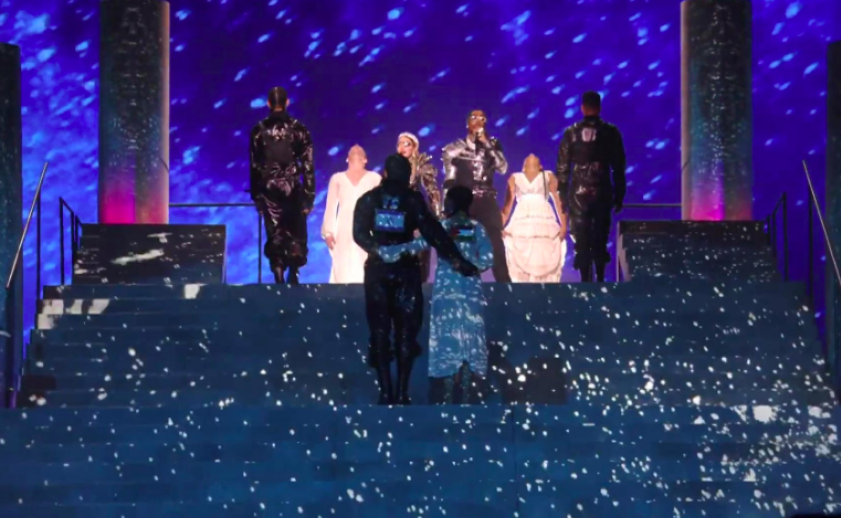 Bluper's tweet photo. Madonna une a Israel y Palestina en su actuación en #Eurovision
https://t.co/DLAn0iIejR https://t.co/jb5w2qHxcX