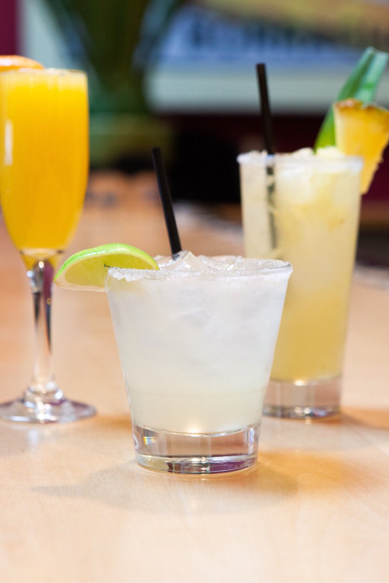 Cheers to the weekend! 🍹✨🙌🏽 From mimosas to margaritas, we kick off the weekend the right way! #loteriagrill