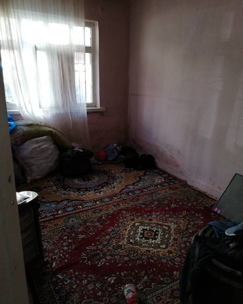 meryurt00's tweet photo. Ankara'da ailesi tarafından terk edilmiş dede ile torun erzak su  eşya ihtiyaçları var. Çocuğun yatağı bile yok. https://t.co/IHb4Nl2suJ