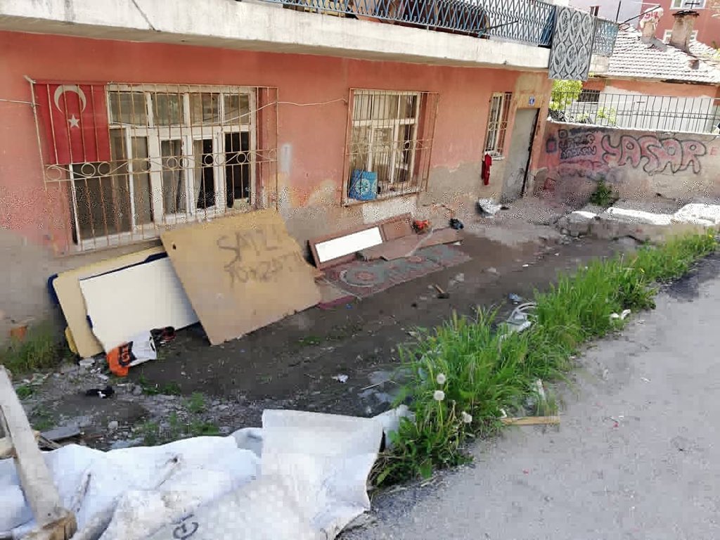 Ankara'da ailesi tarafından terk edilmiş dede ile torun erzak su  eşya ihtiyaçları var. Çocuğun yatağı bile yok.