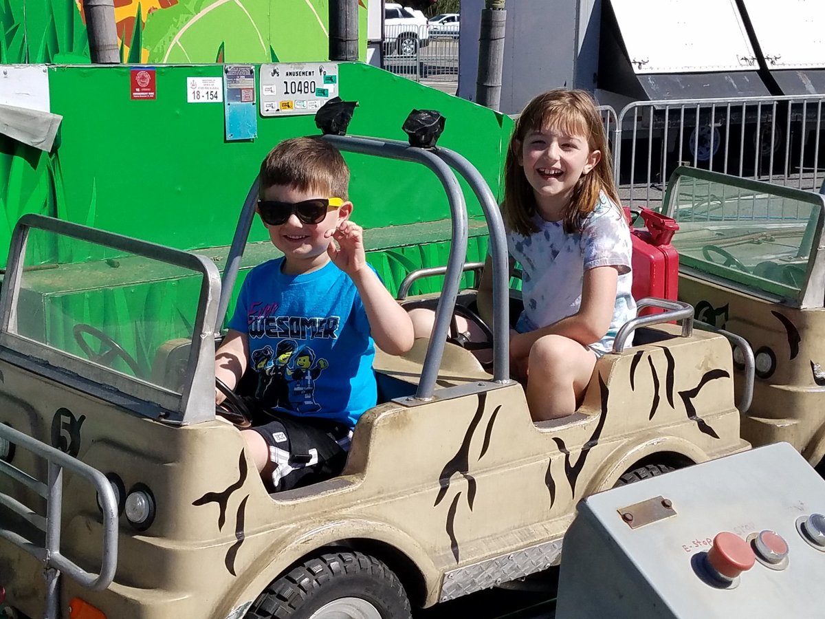skwillis42's tweet photo. Hanging at the Kingston Carnival. #carnylife https://t.co/Dt3s9d0e8r
