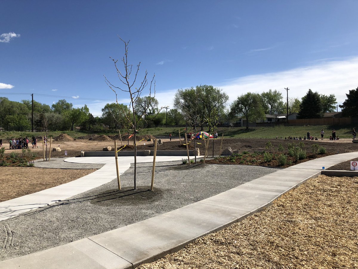 EdisonElem_CS's tweet photo. Edison had an amazing day yesterday. Not only was it track day, but the students had their first opportunity to play on their beautiful new playground. Thank you @GreatOutdoorsCO @COHealthFDN @CSSD11  @concretecouch https://t.co/DxlzxyDNLb