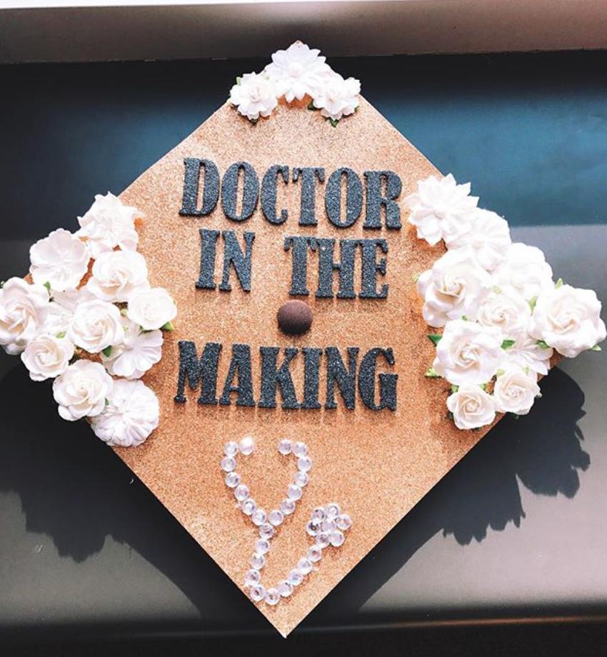 AdelphiU's tweet image. Still want to share your decoration graduation cap with us? Post your photo and use the hashtag #AdelphiGradCaps19! 🎓