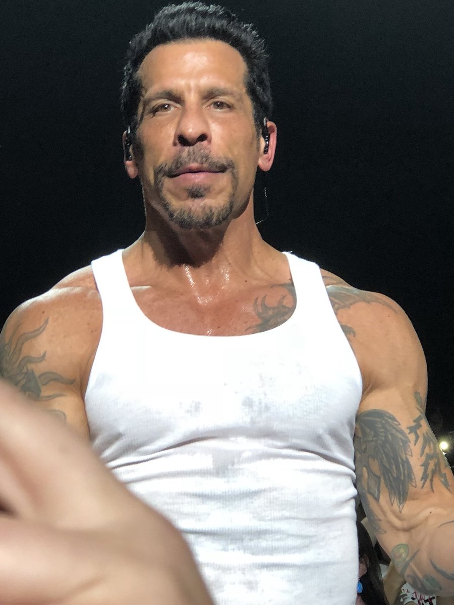 michy2573's tweet photo. @dannywood @GoldsGym @AQUAhydrate And your workouts are obviously working for you!!  Enjoyed last night in Dallas!!  You “kids” still have my heart!! https://t.co/uhxsUaJ7Ro