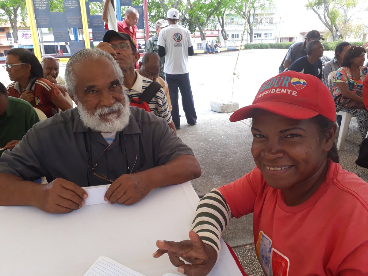 ROSELYSALAZAR's tweet photo. .@OviedoPSUV "Con la alegría de nuestros Abuelos y abuelas continúa el Registro de Chamba Mayor, convocado por nuestro Presidente @NicolasMaduro. Siendo atendidos por nuestros Brigadistas del @MSV_CaroniOfic con respeto y amor. #SomosProductivos #ChambaMayor #DejandoHuellas 👣👣 https://t.co/HUEtdzBQyI