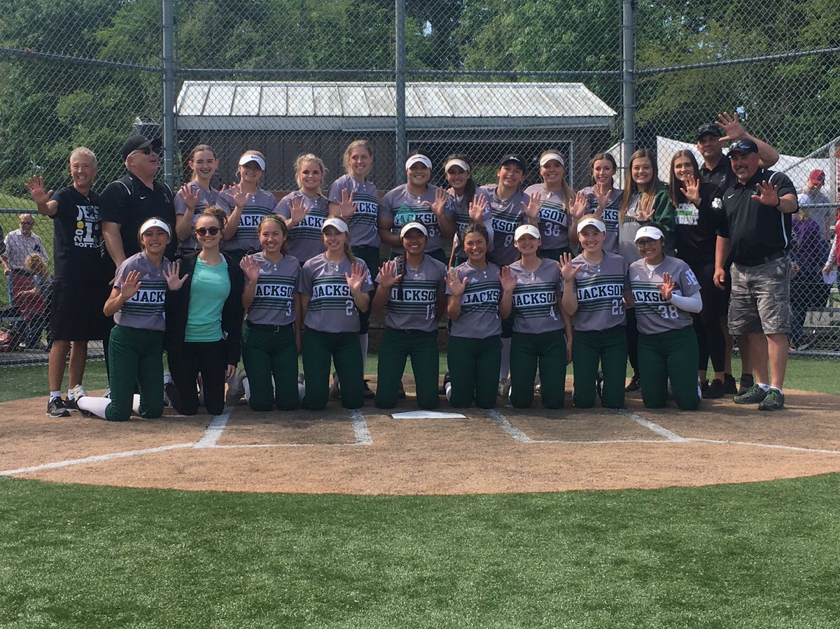 kylepeacocke1's tweet photo. 4A Wes-King Bi District Champions! 🏆🏆🏆🏆🏆 #5peat Go T-Wolves!!!! https://t.co/AGuc7wq1CR