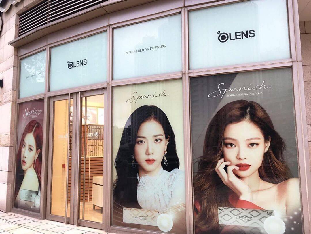 OLENS แก้ไขภาพโปสเตอร์ BLACKPINK ที่หน้าร้านในฮ่องกงซึ่งรอบนี้มีลิซ่าแล้ว!!