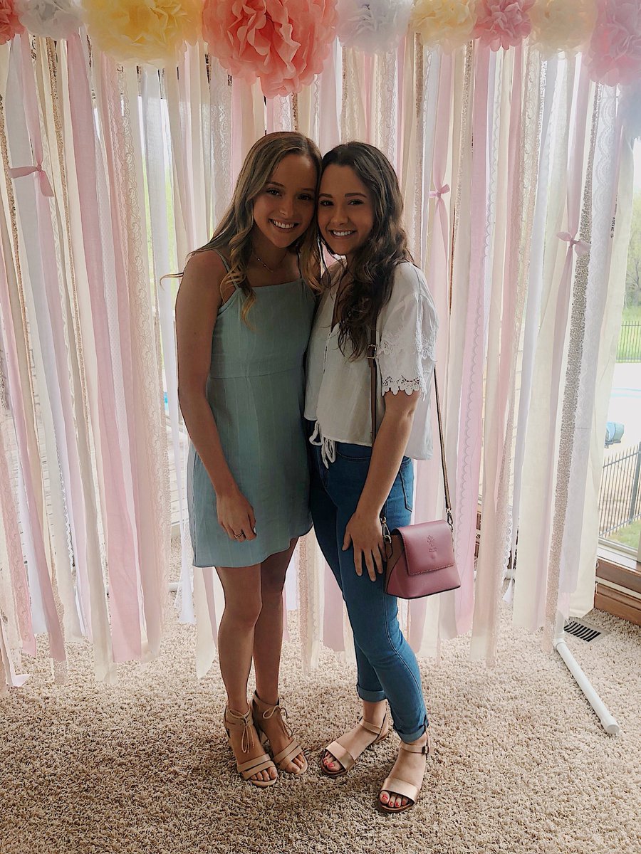 BayleeAndes's tweet photo. My girl is graduated!! So proud of you little Jenna! Go shocks!🤪🌾 https://t.co/rt3BlEfXGt
