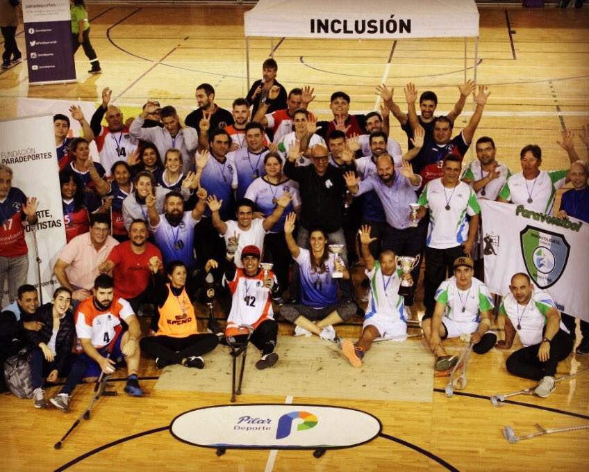 Hoy rematamos igual! Voley Adaptado. ⁦@andiscapacidad⁩ ⁦<a href="/luchyravina/">Luchy Ravina</a>⁩ ⁦<a href="/NicoDucote/">Nico Ducoté</a>⁩