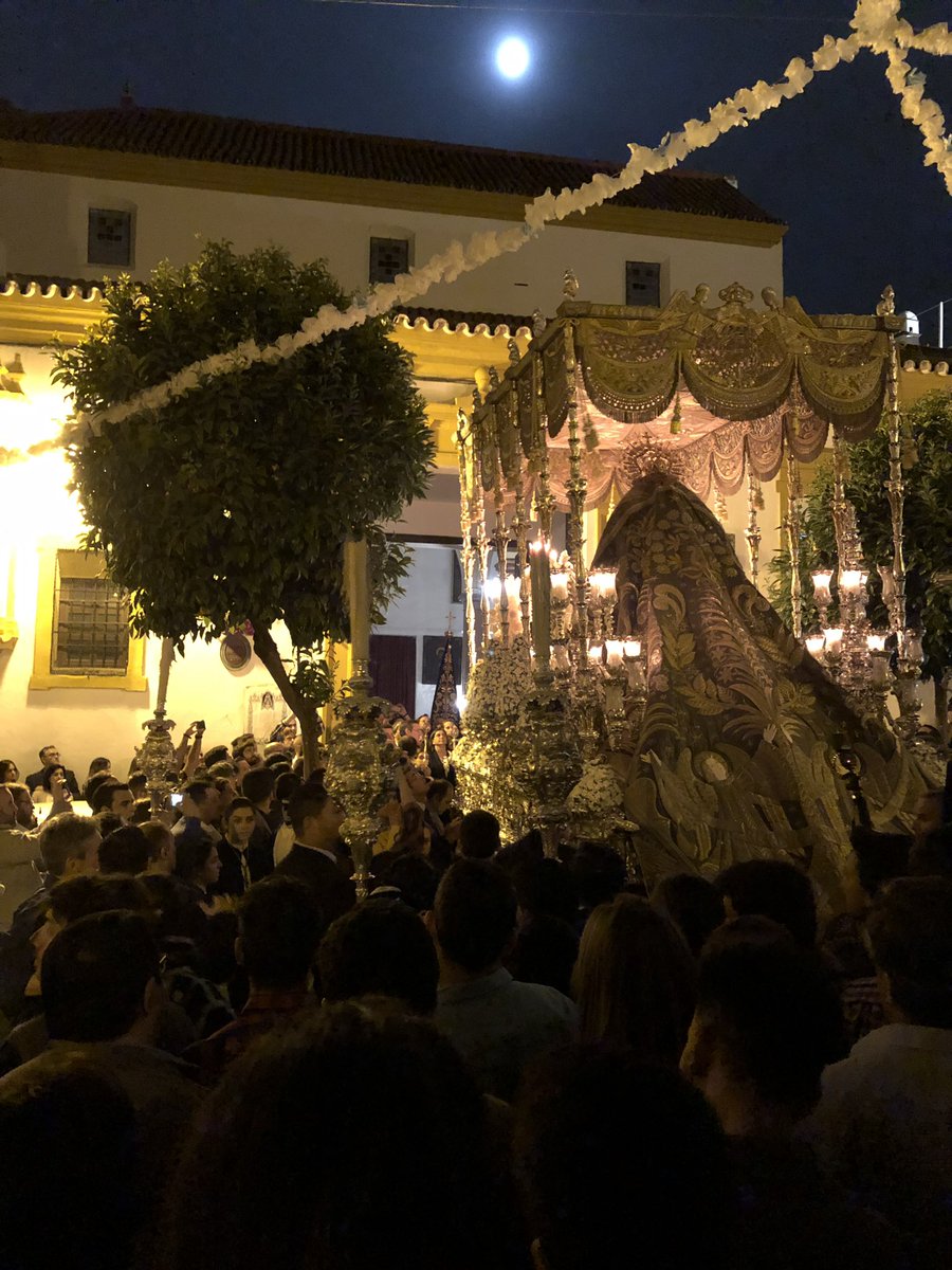 En la Plaza Jesús de la Redención, frente la Iglesia De Santiago, sede de la @Hdad_Redencion, el paso de palio de Ntra. Sra. de los Ángeles Coronada. @Hdadlosnegros 

#AngelesCoronacion #SienteLasNieves #TDSCofrade #ReinaySeñoraNuestra