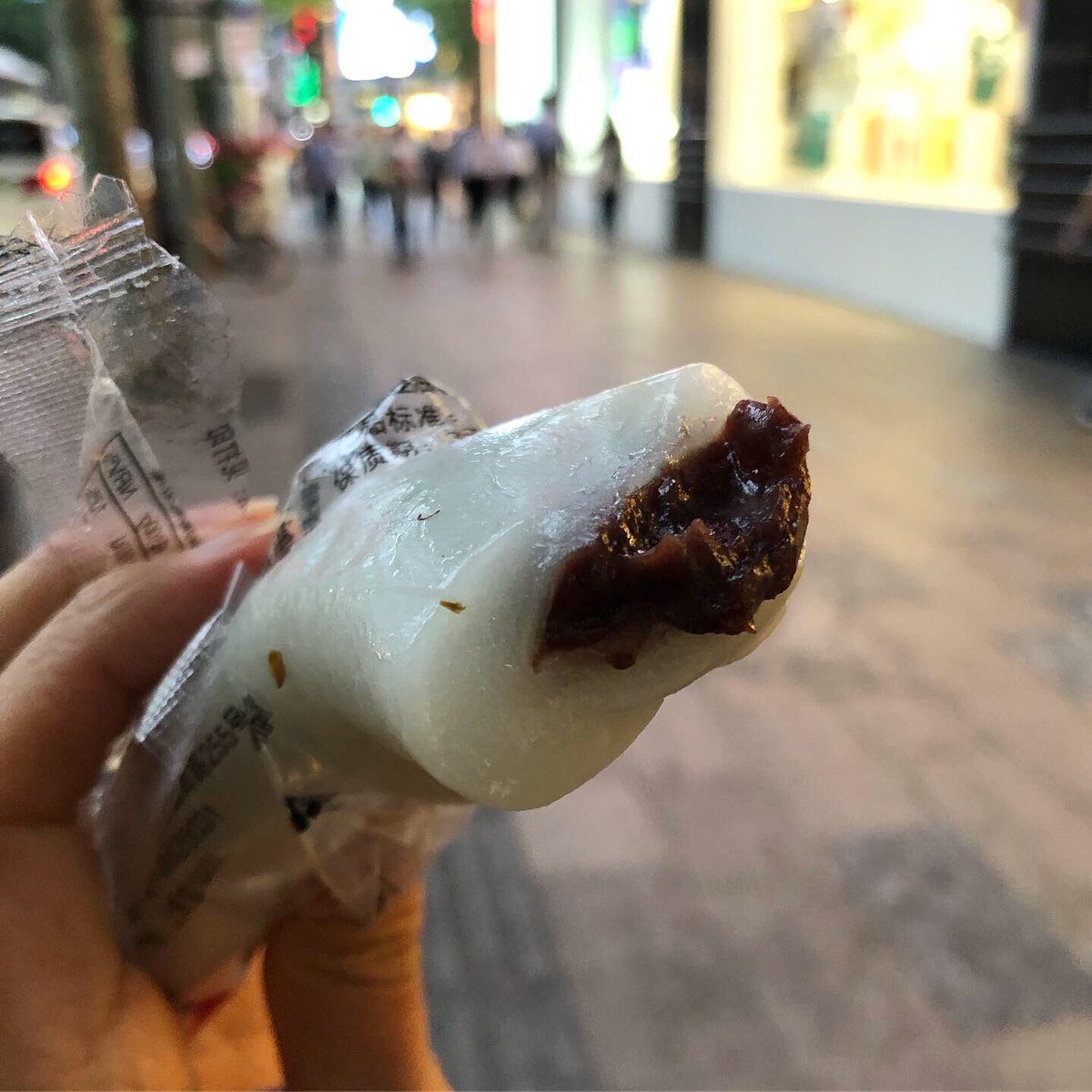 TDigested's tweet image. Trapped by—. 

#azukibeans #redbeanpaste #foodstand #mochi #ricecake #stickyrice #beanpaste #chinesedessert #chinesepastry #chinesesnacks #shanghaifood #foodculture #foodblogger #foodhunter #theworlddigested 
#しんこ #漉し餡 #キンモクセイ #桂花 #大福 #上海 #中華菓子 #老舗の味
