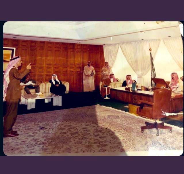 F_assaf_'s tweet photo. قصيده شعريه بحضرة 
الملك عبدالله يلقيها الشاعر #مساعد_الرشيدي رحمهما الله ويظهر بالصوره الامير #بدر_بن_عبدالمحسن واتوقع الامير #عبدالرحمن_بن_مساعد
 !!#الزمن_الجميل https://t.co/5l0wcFirth