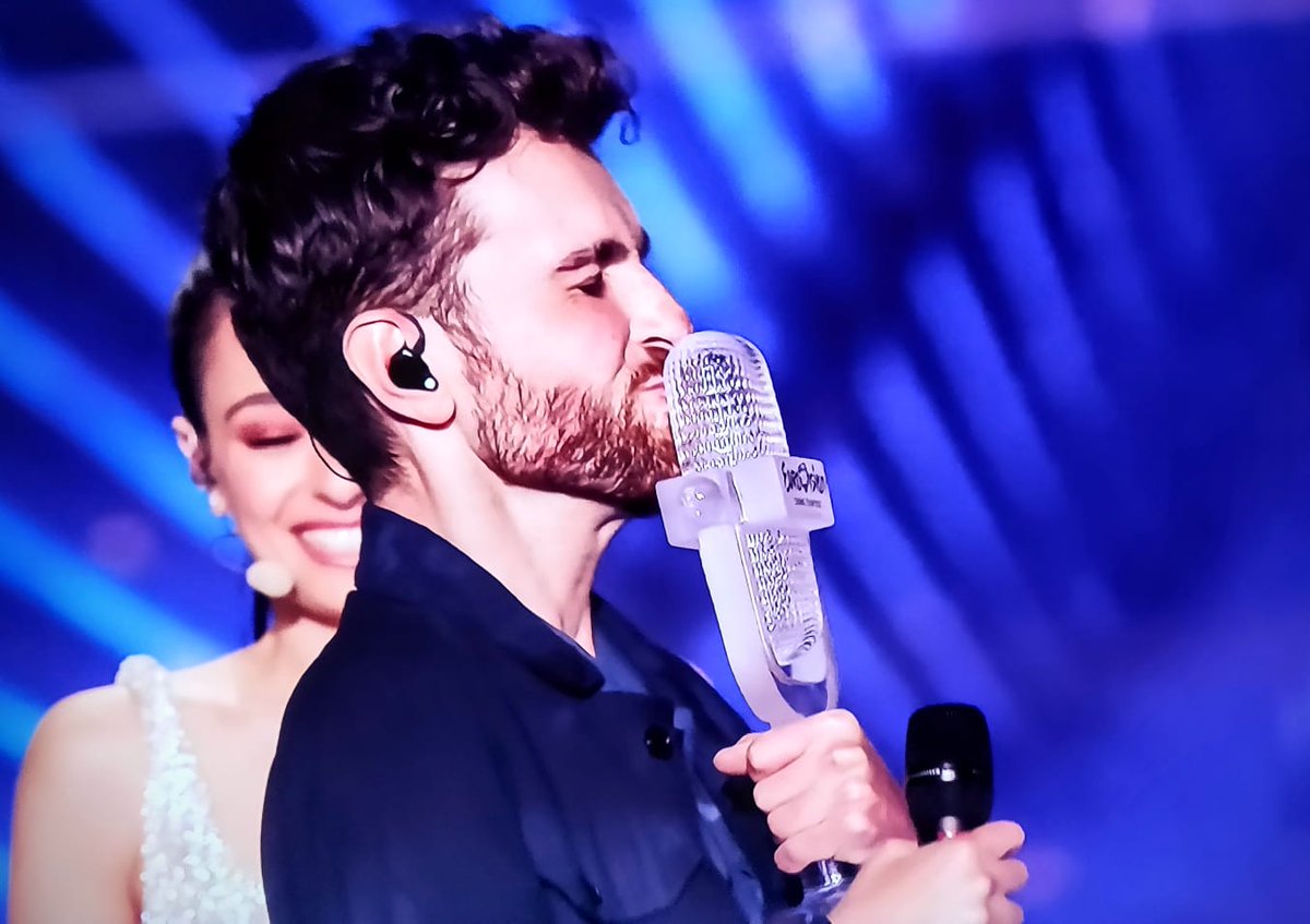Holanda venceu o Eurovision! E aqui tá o Duncan Laurence com o troféu. Alguma sugestão de legenda? 😂

#holanda #NLD #Eurovision2019