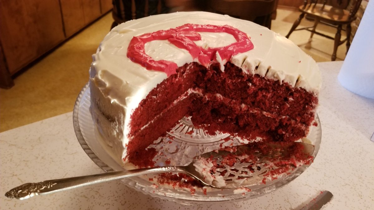 Lanawrites's tweet photo. For my graduation party tonight, my niece made me a homemade red velvet Crimson and Cream Cheese Cake. It was delicious! @UofOklahoma @UofOklahomaLaw @OU_OGEL #2019OUGrad https://t.co/1OcVbe2itZ