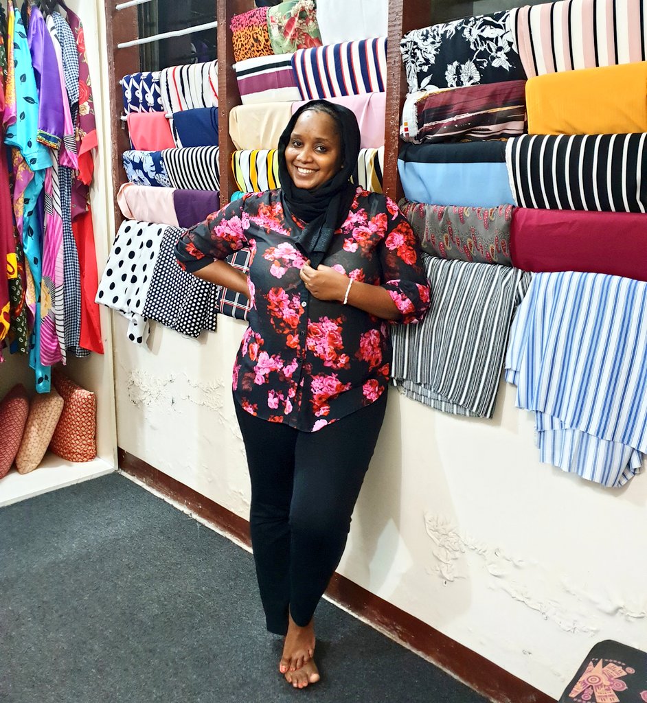 Proferoltd's tweet photo. #proferoads #twittergulio
Ubunifu,ufanisi na Umaridadi ndio kielelezo tosha cha bidhaa za @MnM_ClothingTz chini ya @rahmabajun 

Kuwa maridadi,Ishi kibunifu na enenda kwa ufanisi na Blouse kama hii aliovaa @rahmabajun kwa 25000 TZS tu https://t.co/CvJRQWwx9S