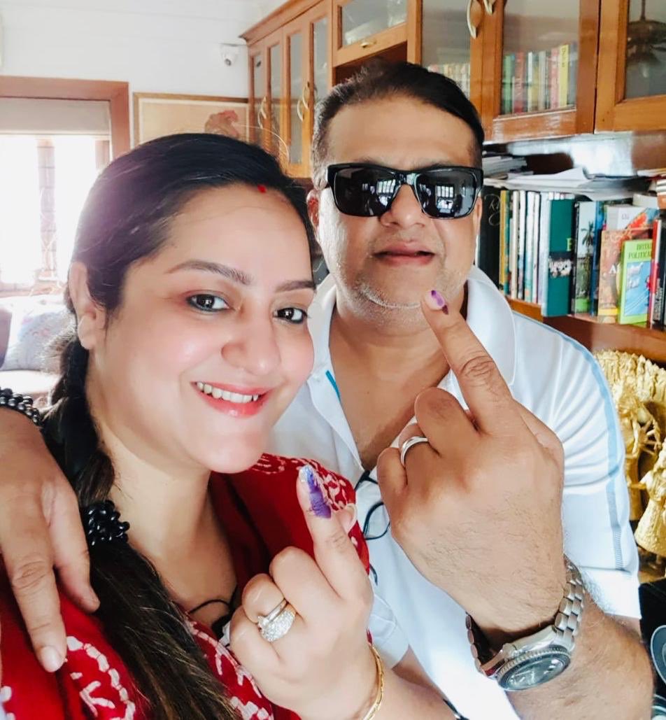 sudiparannaghor's tweet photo. We’ve done our duty... Have u done yours?? #IndiaPoll #MyVoteMyDuty #KolkataVote https://t.co/Wbaso1yTgi