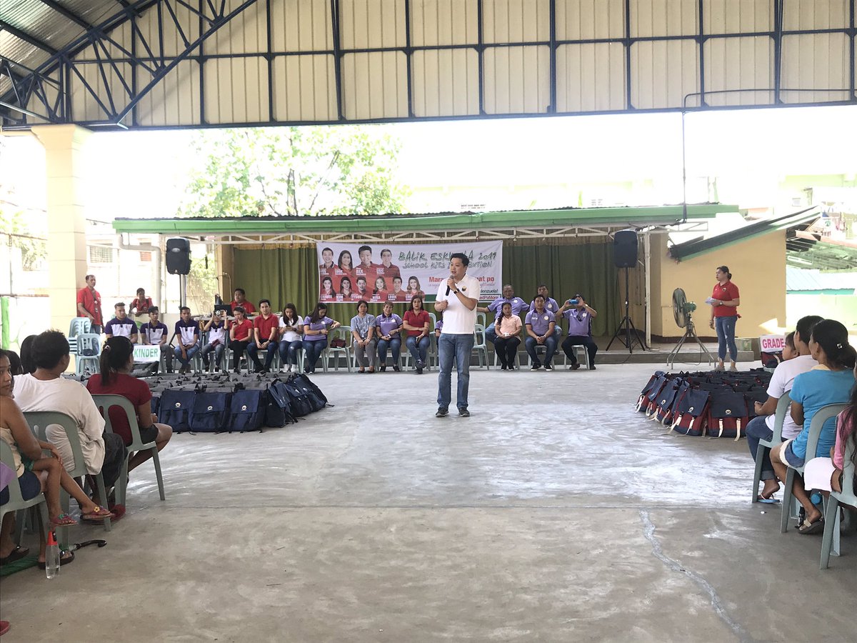 valenzuelacity's tweet photo. Mayor @rex_gatchalian and city officials distribute free school bags at Paso de Blas Elementary School in time for #BalikEskwela2019. https://t.co/f0z6GUzv0e