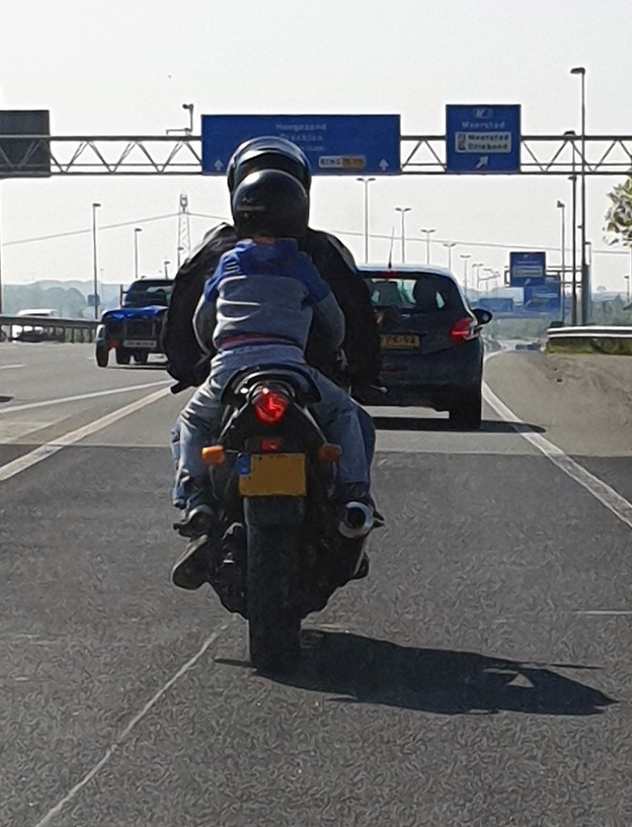 Geachte motorrijder, heeft u een hekel aan het jochie bij u achterop?
U scheurt als een dwaas tussen de auto's door op de ringweg in Groningen, Het manneke draagt normale kleding. Denk er eens aan wat er had kunnen gebeuren!