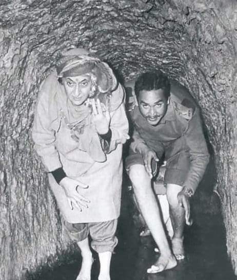 Shivamrss2017's tweet photo. जानी, जिनके घर खुद शीशे के होते है वो दूसरों पर पत्थर नही मारते

Indira Gandhi ki ye pic khud Vaishno mata ki hai, per yeh camera kiska hai ,kaun lekr aaya hai ? 🤣🤣
#ExitPoll2019 
#Kedarnath 
#Kedarnathmodi https://t.co/Y6Jt9PSzAg