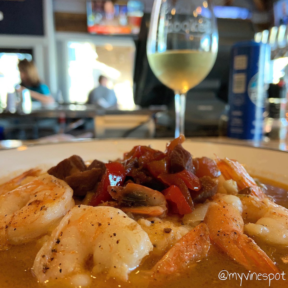 myvinespot's tweet photo. If you have to be #Hooked on something, it may as well be good #foodandwine (… a generous dose of #SanfordandSon, #Gunsmoke, and 80s rock & #heavymetal doesn’t hurt either). #ShrimpandGrits in my bowl—always a delicious meal at #HookedOC in #OCMD. Cheers! #winelover #foodporn https://t.co/bKE1jwW9Qd