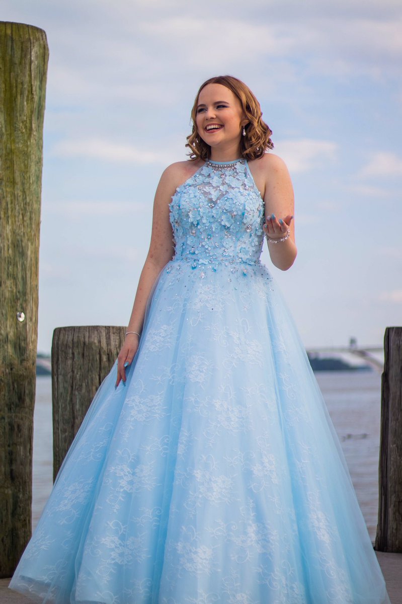 KRYSTIN216's tweet photo. Prom was great with these beauties by my side ♥️#oxonprom2k19 https://t.co/4W7u4IyZPa