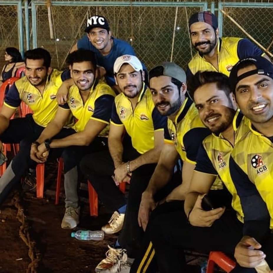 actorscricketbash1 TEAMFIE!!! Your loved star cricketers posing happily! #actorscricketbash
#cricket #playingrealcricket #actors #actorslife #mumbai #chennaihotshots #karanwahi #Abhishekkapur #alygoni  #kunwaramar #kashishthakur #ribbhumehra #abhilashchoudhury  #aadeshchoudhary