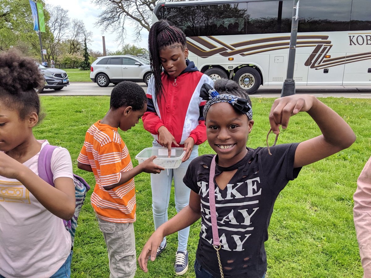 dbild's tweet photo. @NatureMuseum @AftrSchoolMttrs #CASteens had an awsm time today teaching families from @ChicagoCYC how they study worms, birds, turtles, and aquatic macroinvertebrates right here in Chicago #RemakeLearningDays #RemakeDaysChi https://t.co/k5a6gd3b4W