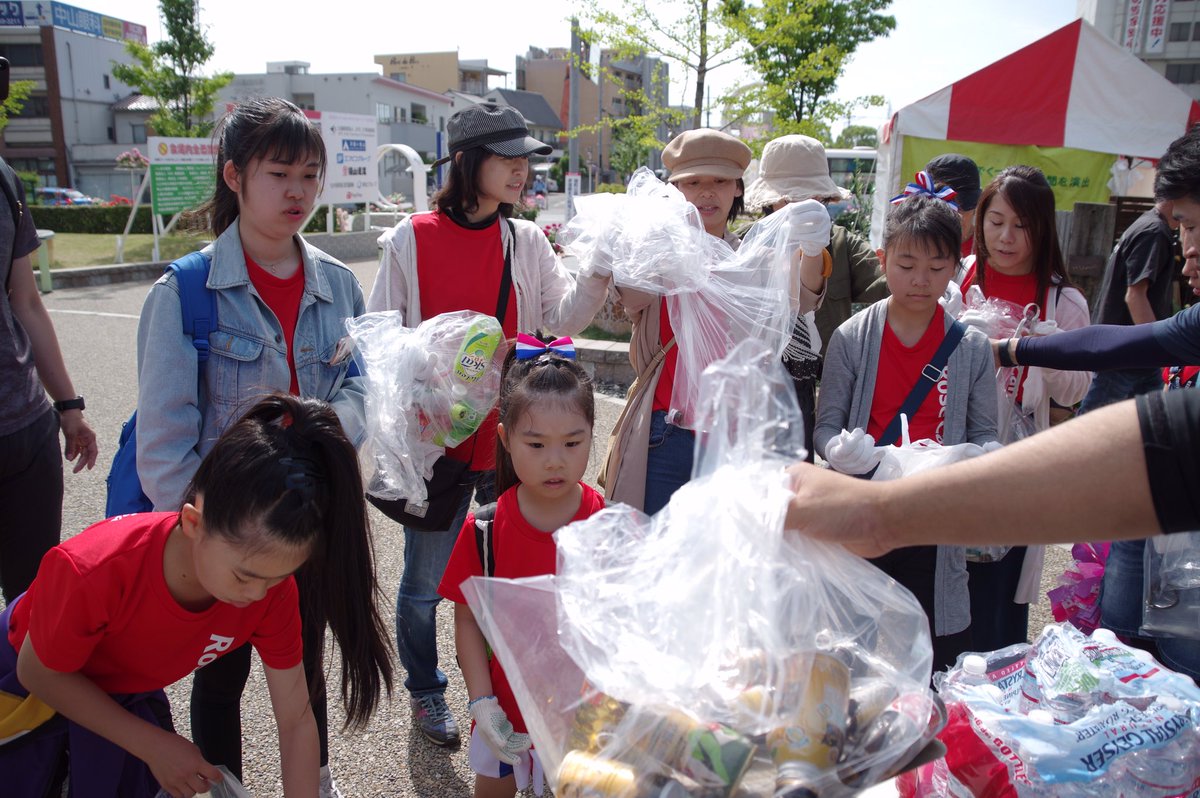 ばら祭2日目。8時より「福山商工会議所青年部 プレゼンツ 第2回スポGOMI in 福山ばら祭大会」を開催しました。多くのチームのご参加ありがとうございました。周辺地域の清掃を行い、気持ち良く2日目のスタートです。この後、11:15より中央公園にて表彰式を行います。#福山SCC
