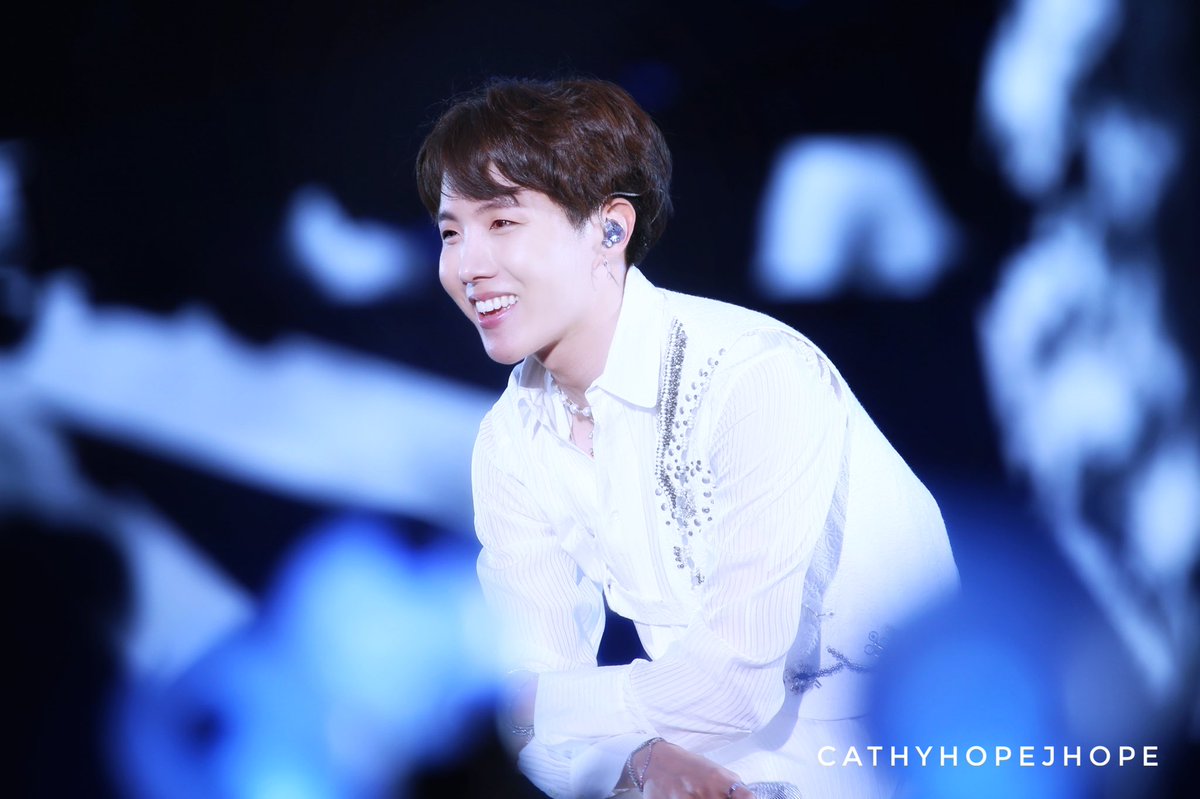 cathyhopejhope's tweet photo. 190518 [HD] #BTSSpeakYourself #BTSxMETLIFE 
Prince in white 🥺💕
#JHOPE #제이홉 #호석 #호비

@BTS_twt https://t.co/mwe2uB2v8f