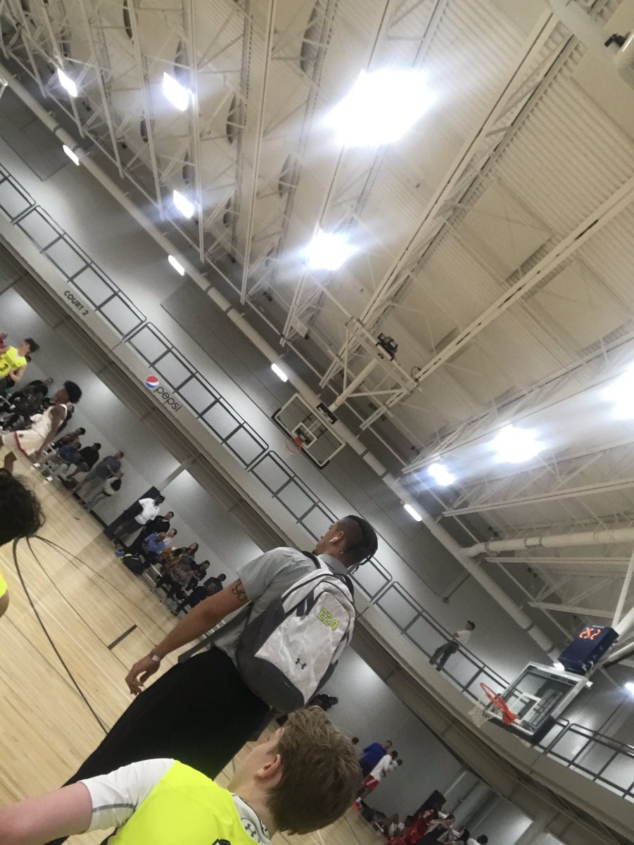 CoachDLaw_'s tweet photo. @aau_bingo 2 for 1 action....#AirPodsIn #BackpackOn #DURINGGAME https://t.co/Ucmw9m1UQx