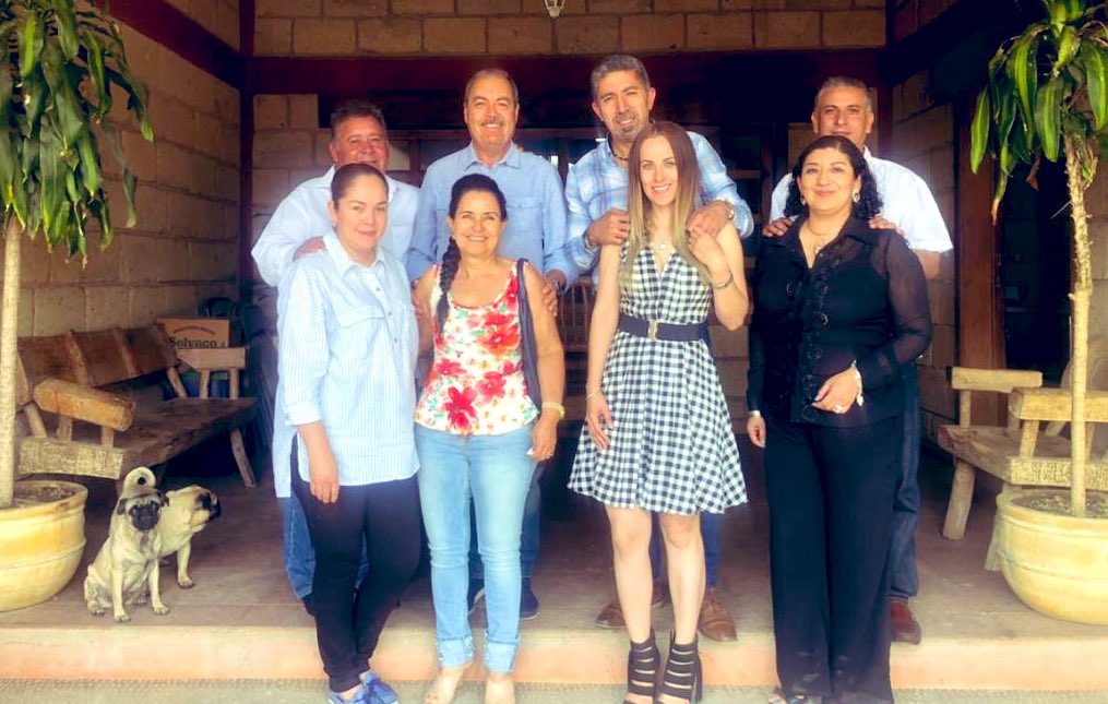 VictorSilvaMich's tweet photo. Nuestro agradecimiento a Salvador Peña, Juan Carlos Campos, Carlos Rodríguez y sus distinguidas esposas, por su amistad y sus atenciones. Extraordinaria tarde en el oriente michoacano. https://t.co/4Mqdt9NS94
