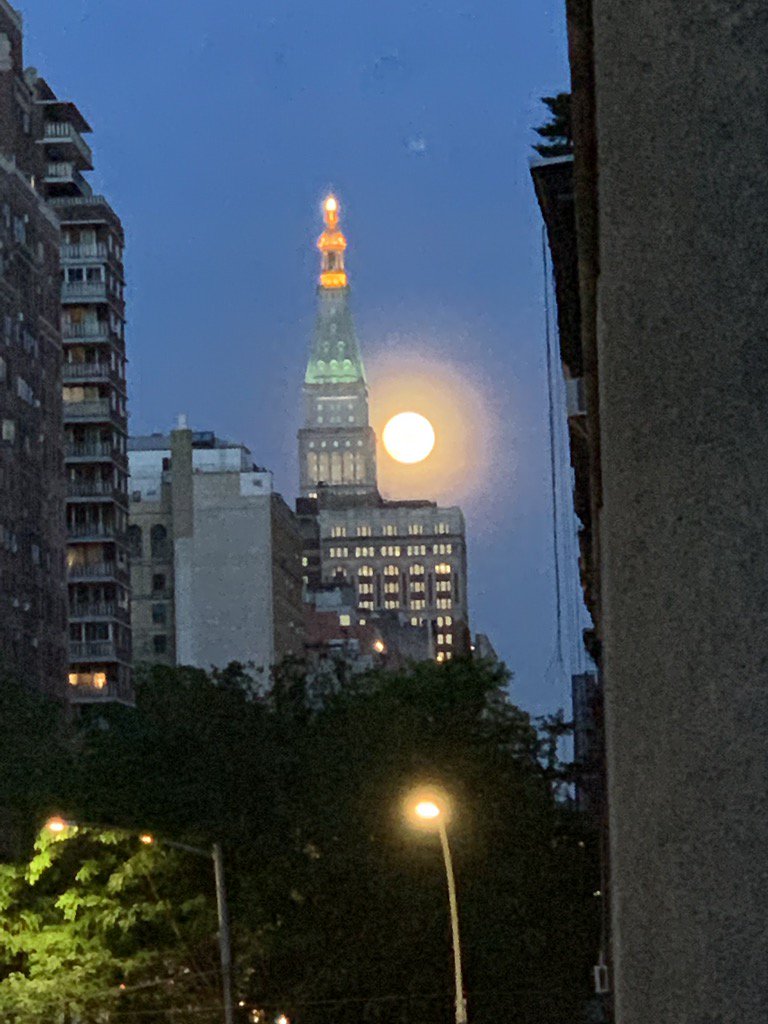 annecgoodyear's tweet photo. When you get caught between the Moon and New York City ... https://t.co/QSK2aT7Jic