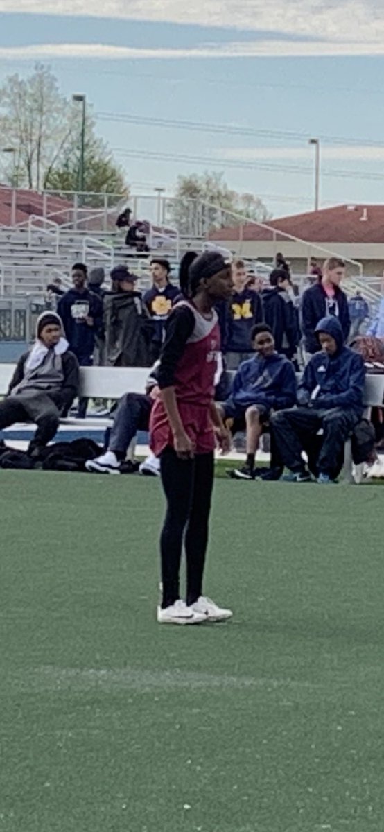 Clark2018Quan's tweet photo. Congratulations to my lil sis Jada !! Competed at Regionals yesterday and Won Two Medals for High Jump and 4x1 relay. She placed in the top 8 in high jump! As well as top 8 in the 4x1 relay Varsity Team. 💪🏾🏃🏽‍♀️#Freshmen #GirlAthlete#Basketball, Track &amp;Field#HenryFordII H.S.#Falcons https://t.co/u60Y6cFkqj