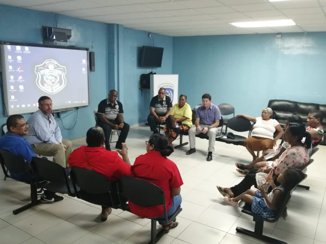 policiadepanama's tweet photo. En el marco del programa #SECOPA, se realizó una reunión sobre temas de seguridad y prevención entre el equipo técnico de la Policía Nacional integrado por la #UPC de Curundu, Samaria, El Chorrillo, líderes comunitarios y Consultores Internacionales en Seguridad Pública. https://t.co/P6fjf11HkU