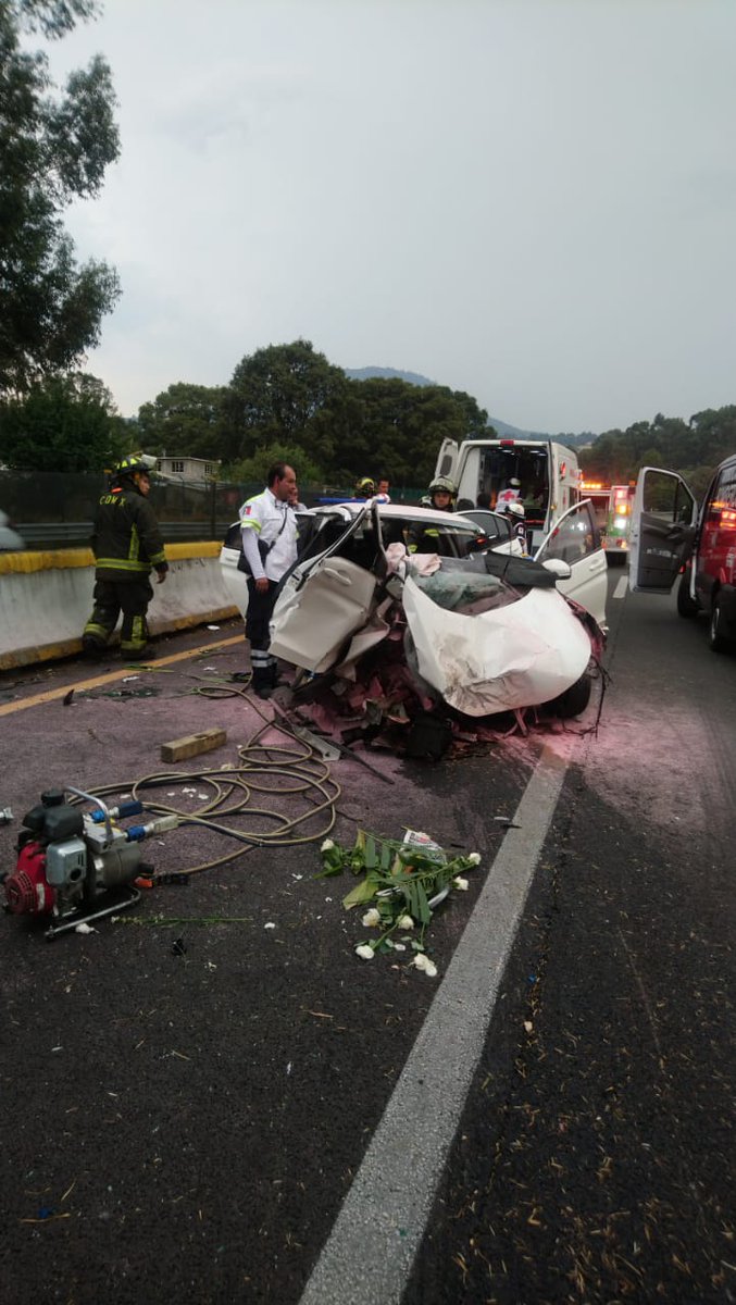 CI_CDMX's tweet photo. #Fuerte #Percance #Automovilístico a la altura #Km33 #Carretera #México_Cuernavaca que dejó como resultado #Volcadura 3 lesionados y 1 tuvo que ser rescatado con equipo especial por @BomberosDFNoOf @Vulcano_Oficial y @CruzRojaCuernav al quedar prensado.
@ciemergencias https://t.co/d4hmJiJQeJ