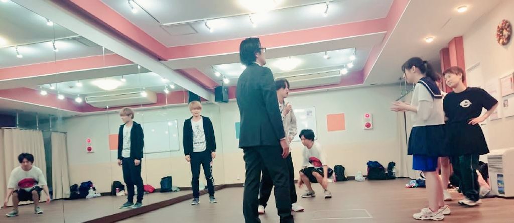 800GT1's tweet photo. 【稽古場レポ④】
金曜日は物語の最初から最後まで通して行う『通し稽古』でした！
完成度が更に高まっており、爆笑必須のとても面白いシーンばかりです🙆
皆様！5/30は山田や藤田と一緒に青春してみませんか！？
ご来場お待ちしています！✨
⭐️チケットはこちら⭐️
https://t.co/FqyZlYp8Sp
#舞台 https://t.co/BcnGArJlEB