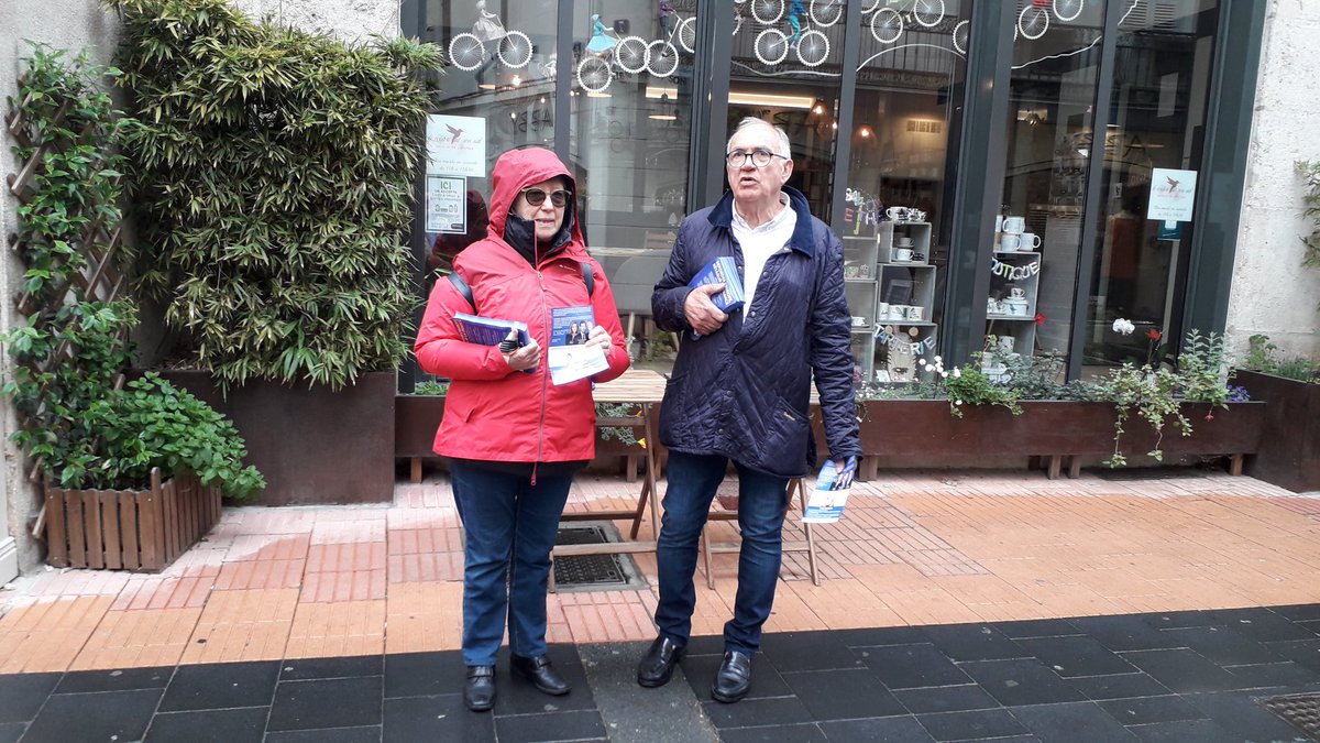 merli_patrick's tweet photo. Saumur au marché ce matin.  Beaucoup de sympathisants LR. Bon accueil pour Bellamy. Alors, surprise  dimanche? Un excellent résultat  est possible. https://t.co/8QIXEgPpqM
