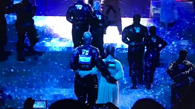 nabfaq's tweet photo. #Eurovision alors Madonna elle fait la crucifié dans sa chorégraphie elle met des drapeaux palestiniens et Israélien les danseurs ont des masque à gaz et c'est les islandais qui font polémique... https://t.co/nkZFFHWfSC
