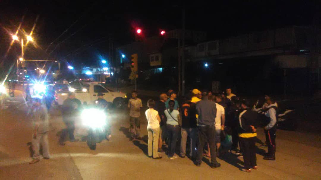 leoperiodista's tweet photo. #18May  Atención.. Conductores en cola desde syer cierran la Avda Centenario de #Ejido en protesta para exigir combustible y denunciar el abuso de los efectivos militares en meter vehículos que no estaban en la misma..9pm https://t.co/xm0zYFNT9R