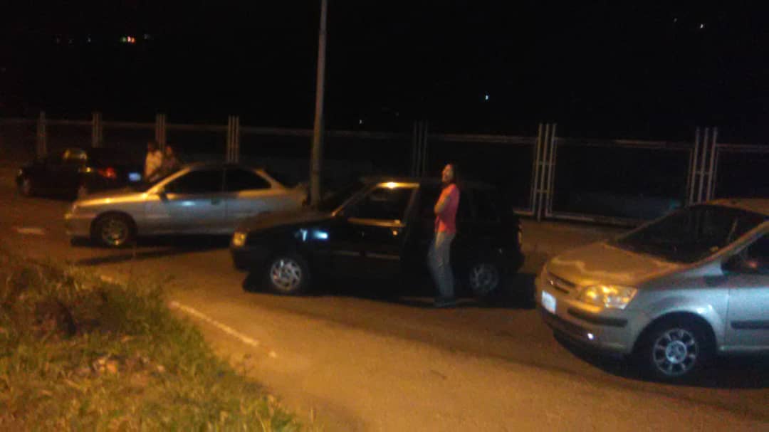 leoperiodista's tweet photo. #18May  Atención.. Conductores en cola desde syer cierran la Avda Centenario de #Ejido en protesta para exigir combustible y denunciar el abuso de los efectivos militares en meter vehículos que no estaban en la misma..9pm https://t.co/xm0zYFNT9R